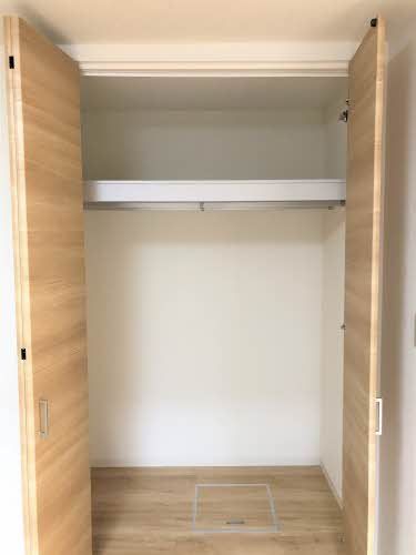 収納　バルコニー側洋室収納