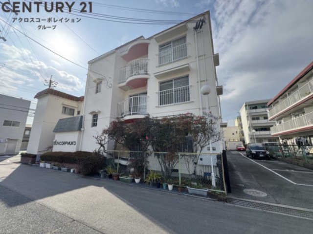 建物外観　宅配ボックス付き