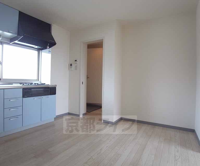 居室・リビング　白のフローリングでキレイな室内です・