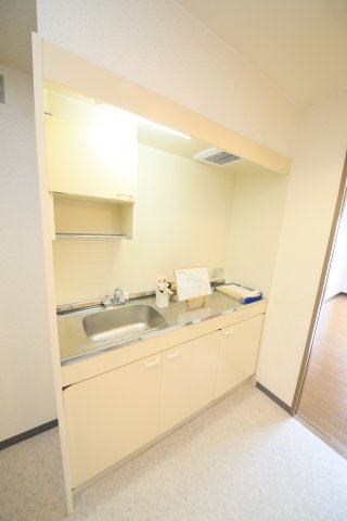 キッチン　別部屋同間取りのお写真となります。参考にご覧くださいませ。