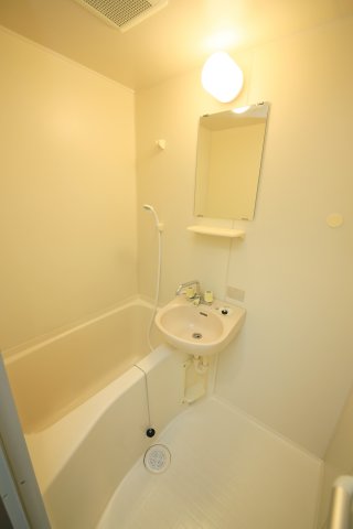 バス・シャワールーム　別部屋同間取りのお写真となります。参考にご覧くださいませ。