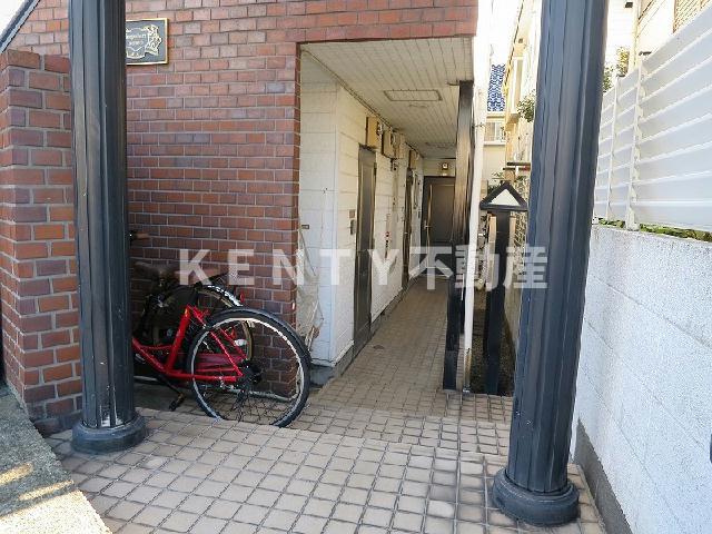 エントランス　落ち着いたエントランスです