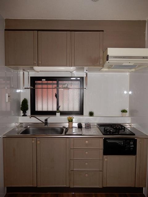 キッチン　システムキッチン（３口ガスコンログリル付きにリフォーム済）