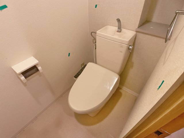 トイレ　掲載の内装写真は同物件の別タイプのお部屋の写真です
