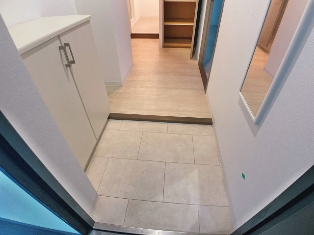 玄関　掲載の内装写真は同物件の別タイプのお部屋の写真です