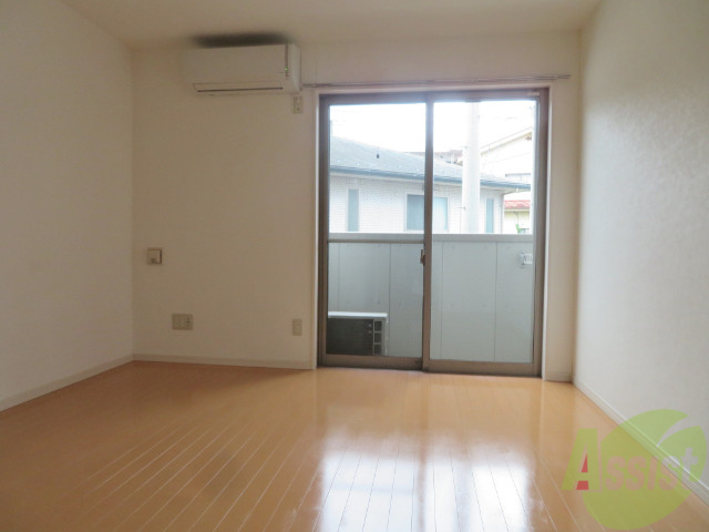 居室・リビング　８帖のリビングは南西向きで陽当たりも良好です