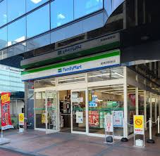 コンビニ　ファミリーマート新横浜店（コンビニ）まで659m