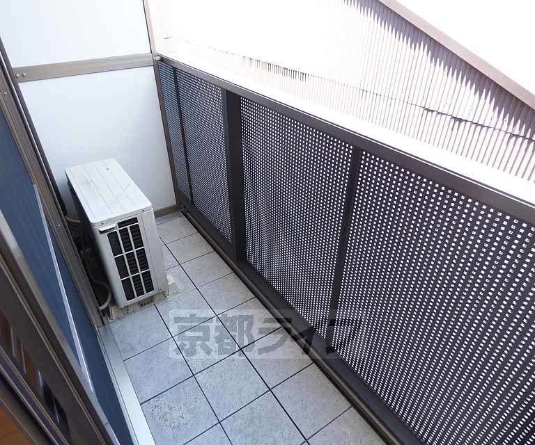 バルコニー　洗濯を干すには十分なスペースです。