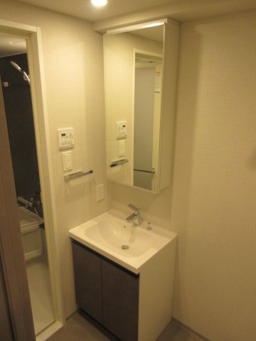 洗面設備　明るい洗面所です