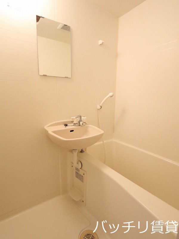 バス・シャワールーム　別号室タイプの為、現状を優先いたします