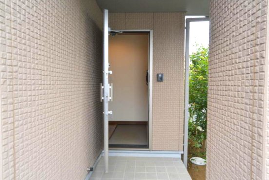 玄関　当日の見学大歓迎！ 物件、駅でお待ち合わせでのご案内歓迎！