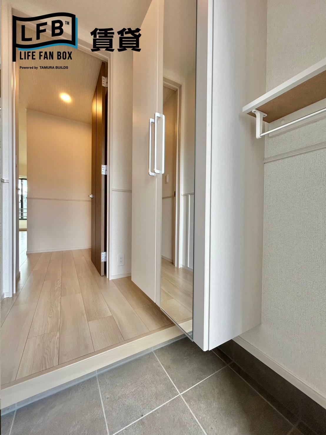 玄関　※同シリーズ別物件の室内写真です。壁紙や床の色、仕様・設備が