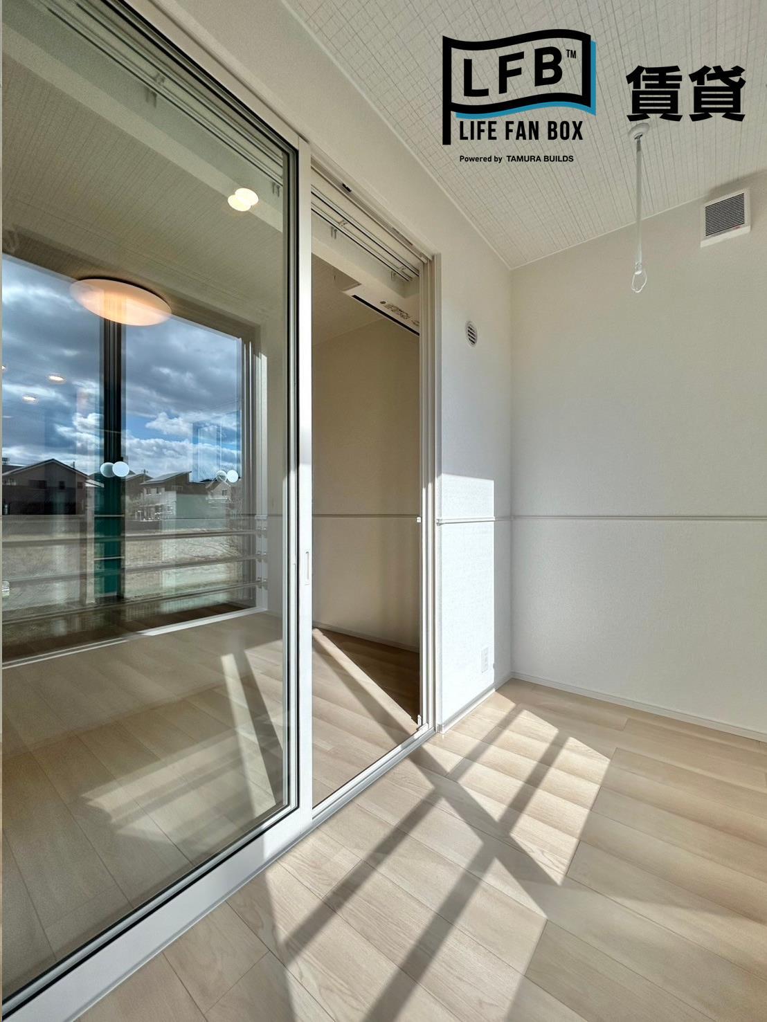 バルコニー　※同シリーズ別物件の室内写真です。壁紙や床の色、仕様・設備が