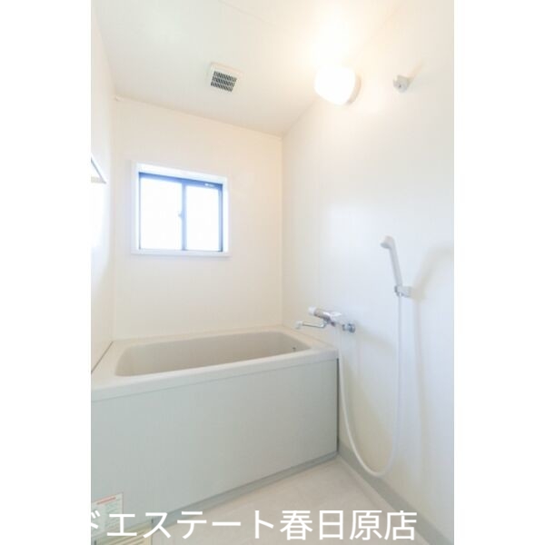 バス・シャワールーム　換気用の窓もあります