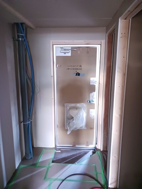 玄関　建築中