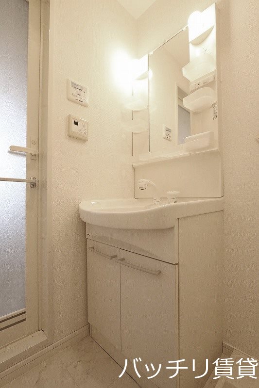 洗面設備　別号室タイプの為、現状を優先致します。