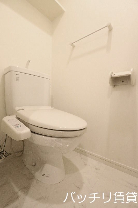 トイレ　別号室タイプの為、現状を優先致します。