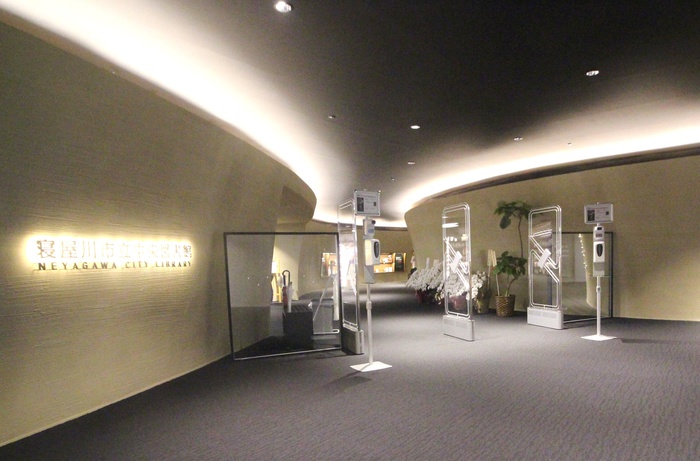 図書館　寝屋川市立中央図書館（図書館）まで500m