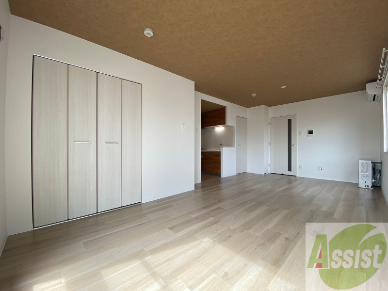 その他部屋・スペース　寝室はこちらです。光が差し込む、温かみのあるお部屋です。