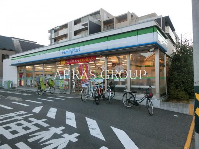 コンビニ　ファミリーマート西新井三丁目店（コンビニ）まで310m