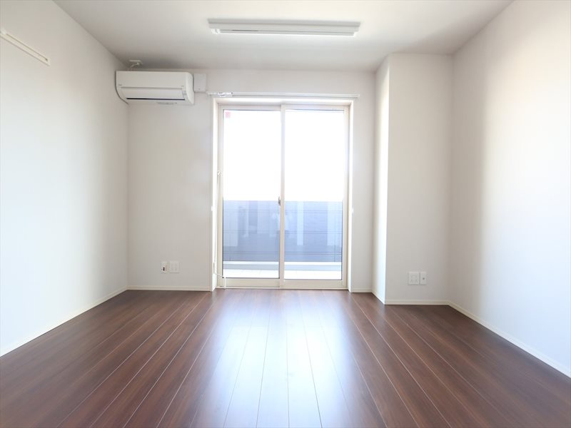 その他部屋・スペース　洋室9.5帖　エアコン完備　バルコニーに面しています