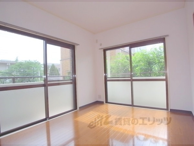 居室・リビング　角部屋で明るいです。