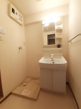 洗面設備　明るい洗面所です