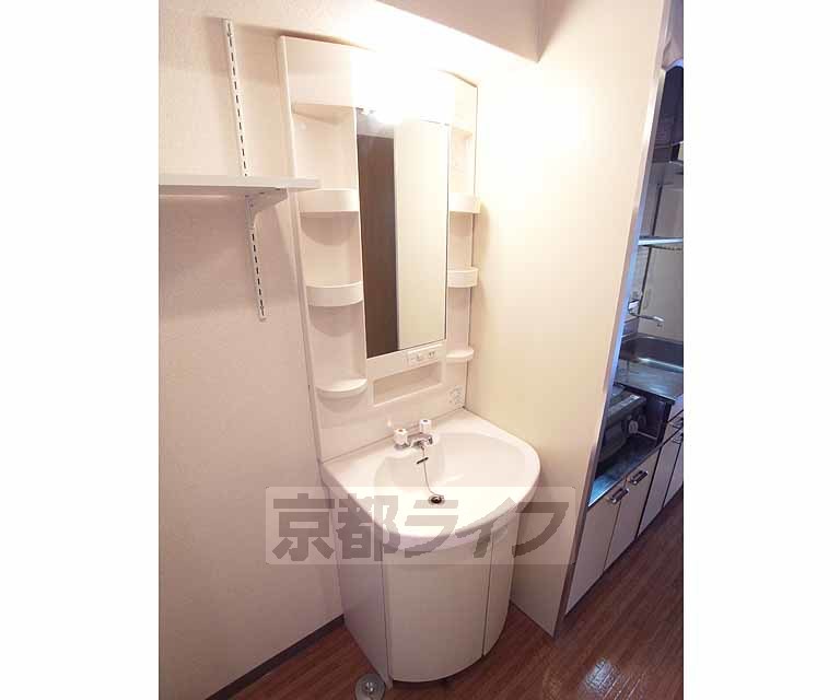 洗面設備　独立洗面台も付いています。