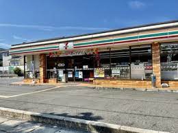 コンビニ　セブンイレブン野洲栄店（コンビニ）まで585m