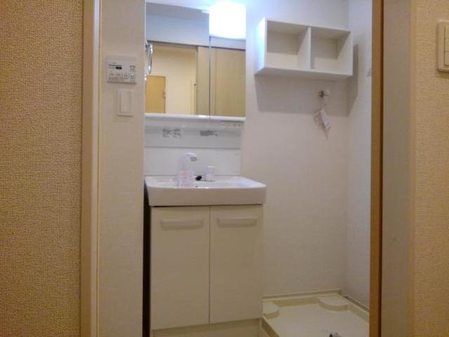 洗面設備　ゆったりとスペースのある洗面所