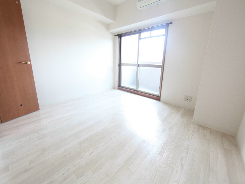 バルコニー　洋室8.0帖　エアコン完備　南面バルコニー