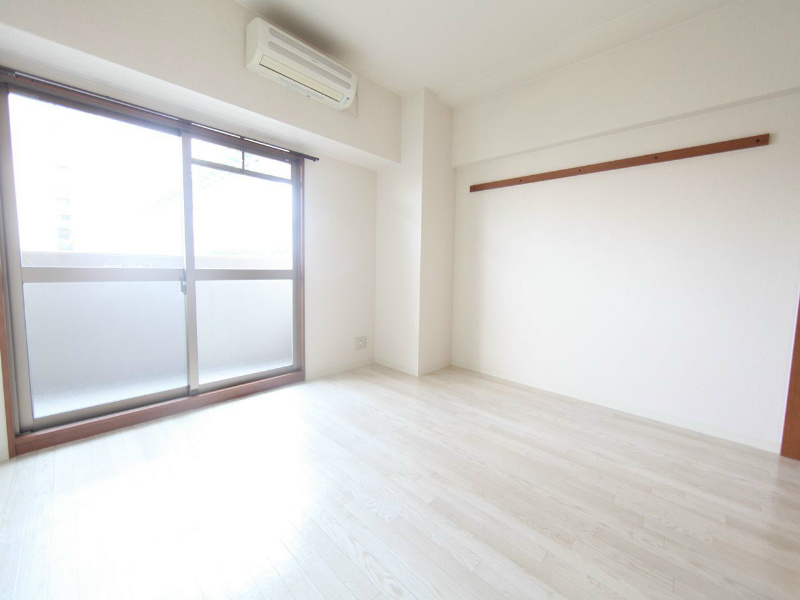 居室・リビング　洋室8.0帖　エアコン完備　南面バルコニー