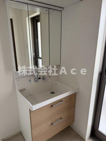 洗面設備　三面鏡付きの独立洗面台です