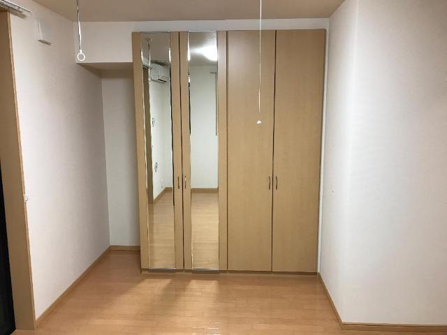 収納　ミラー付クローゼット