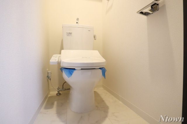 トイレ　落ち着いた色調のトイレです