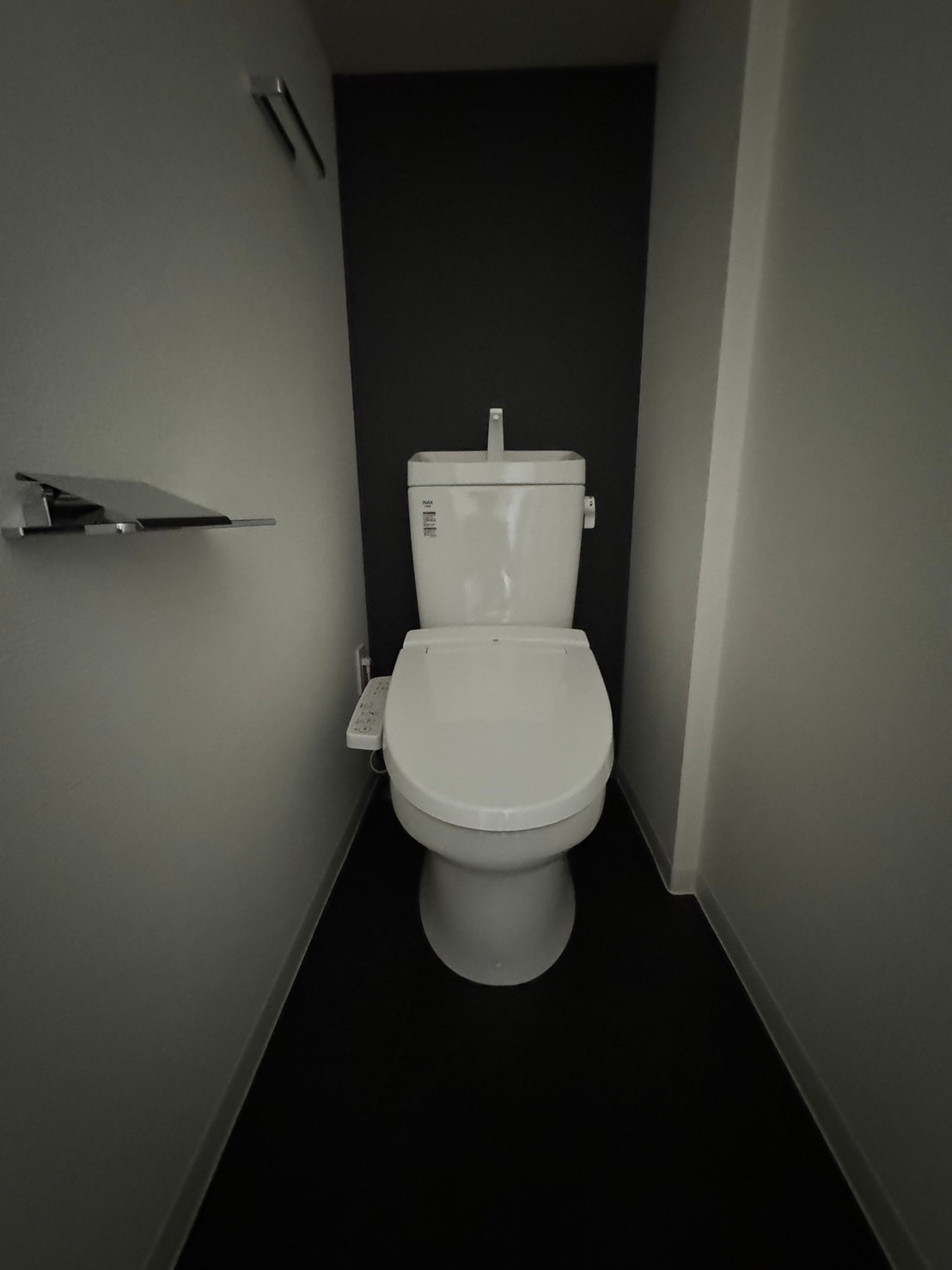 トイレ　落ち着いた色調のトイレです