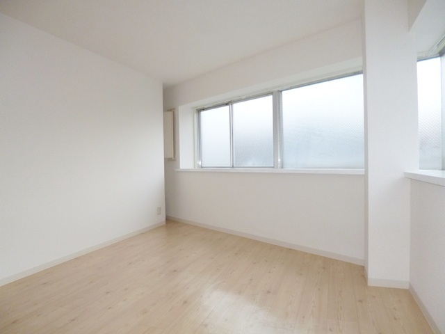 居室・リビング　大きなな窓で明るいリビング。