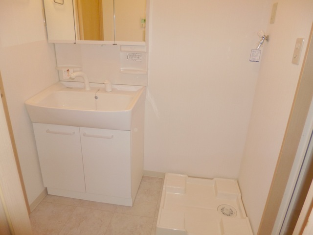 洗面設備　脱衣所に独立洗面台・洗濯機置き場があります。（新品です）