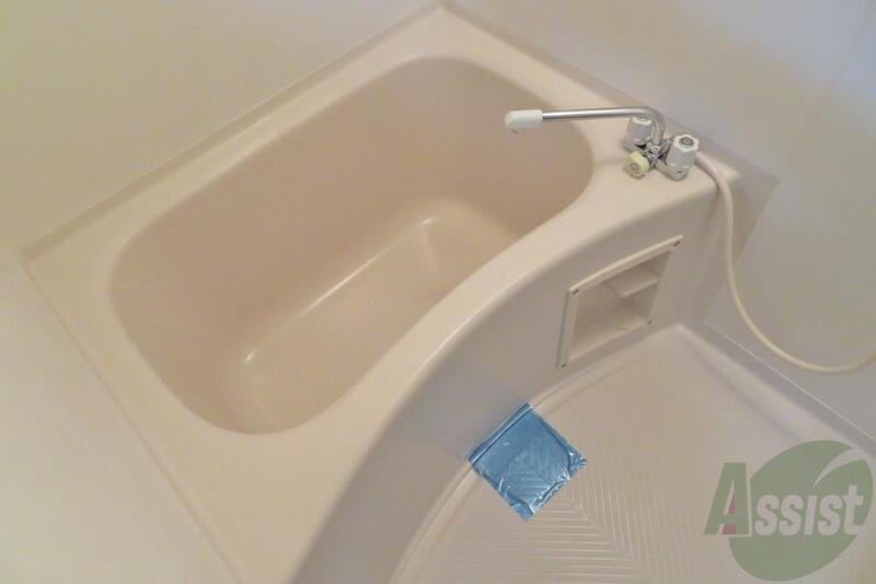 バス・シャワールーム　ゆったりとしたスペースのお風呂場でございます。