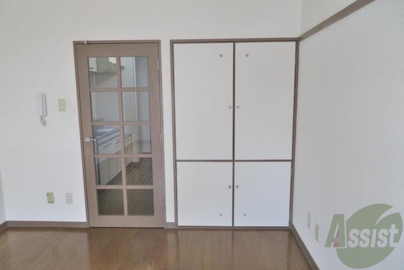 収納　物をしまうスペースも欲しい方。ちゃんと収納もございます。