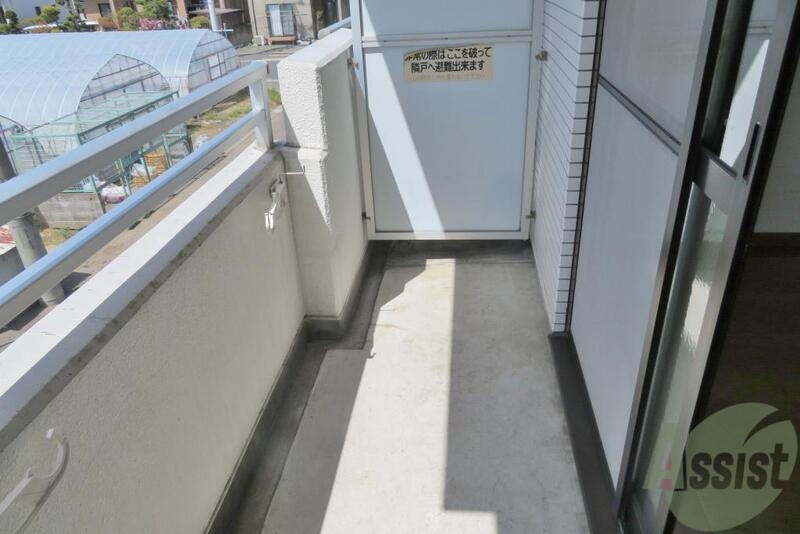 バルコニー　バルコニーは背の高い仕切りがあるのでプライベートも安心