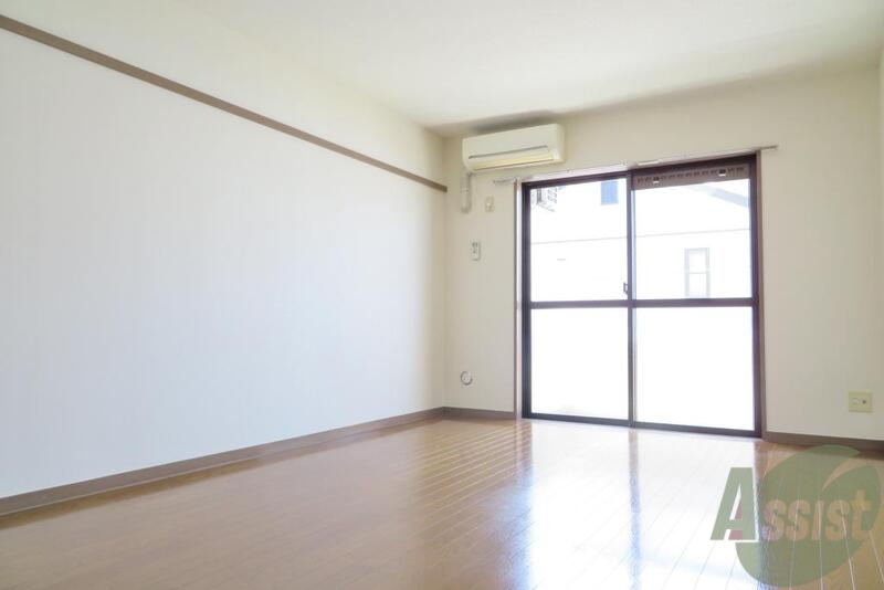 居室・リビング　広々とした空間のリビングダイニングでございます