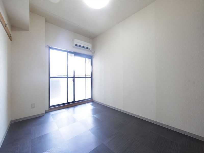 その他　洋室6帖　エアコン完備　南面バルコニー