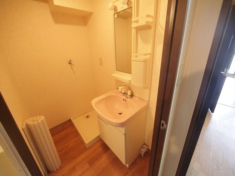 洗面設備　脱衣所　独立洗面台（シャンプードレッサー付）収納スペース有