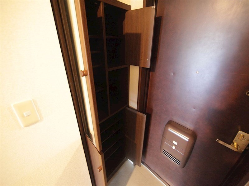 玄関　玄関　シューズボックス付（収納充実してます）