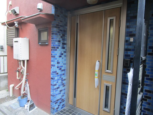 建物外観　玄関新しいです