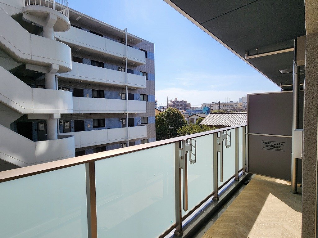 バルコニー　強化ガラスバルコニー写真３Ｆどのフロアーも日当り良好