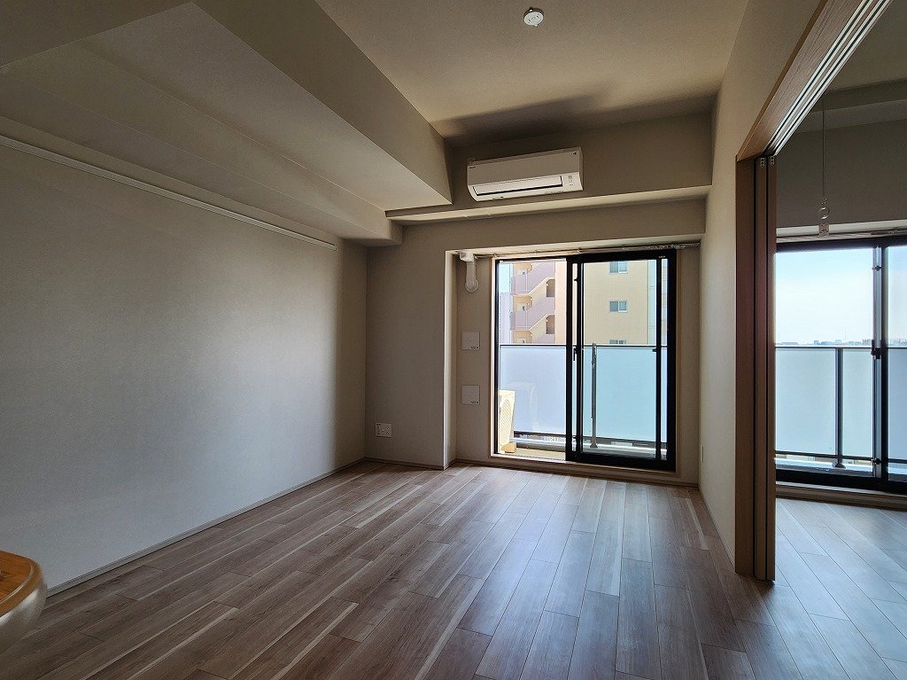 居室・リビング　ゆとりあるリビング　ピクチャーレール付