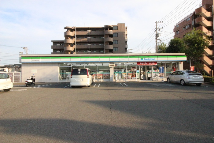 コンビニ　FamilyMart（コンビニ）まで218m