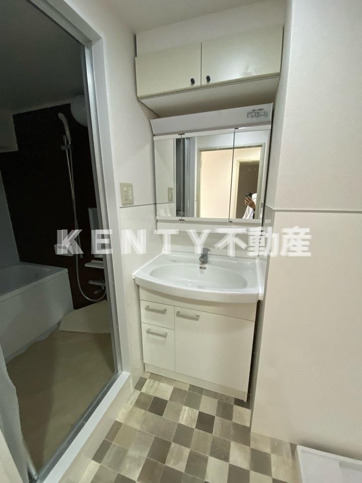 洗面設備　朝の支度にも助かる、独立の洗髪洗面化粧台